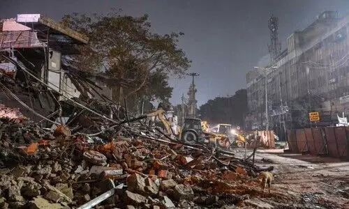 അടിയന്തരാവസ്ഥ കാലം ഓർമിപ്പിച്ച് അർധരാത്രിയിലെ ഇടിച്ചുനിരത്തൽ; പുലർച്ചെ ഇരച്ചെത്തിയത് 32 ജെ.സി.ബികളും വൻ പൊലീസ് സന്നാഹവും