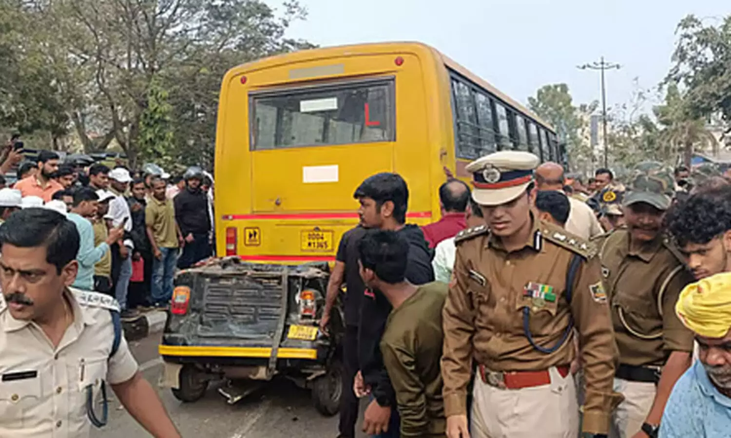 രണ്ട് ബസുകൾക്കുള്ളിൽ കുടുങ്ങി; ഓട്ടോഡ്രൈവർക്ക് ദാരുണാന്ത്യം