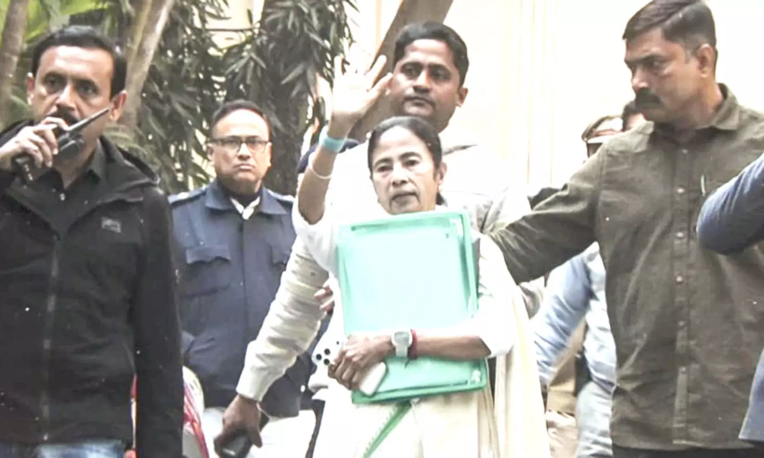 ബംഗാളിൽ നാടകീയ രംഗങ്ങൾ: തൃണമൂലിന്റെ ഐ.ടി വിഭാഗം മേധാവിയുടെ വീട്ടിൽ ഇ.ഡി റെയ്ഡ്; പാഞ്ഞെത്തി പൊട്ടിത്തെറിച്ച് മമത