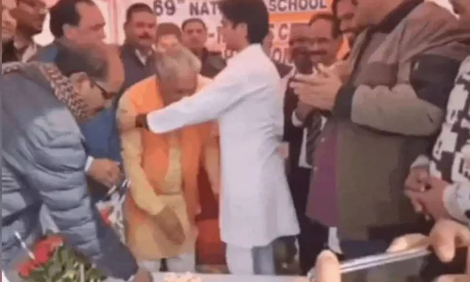 കേന്ദ്ര മന്ത്രിയുടെ മകന്‍റെ കാൽതൊട്ട് വന്ദിച്ച് മുതിർന്ന ബിജെപി നേതാവ്; വീഡിയോ വൈറൽ