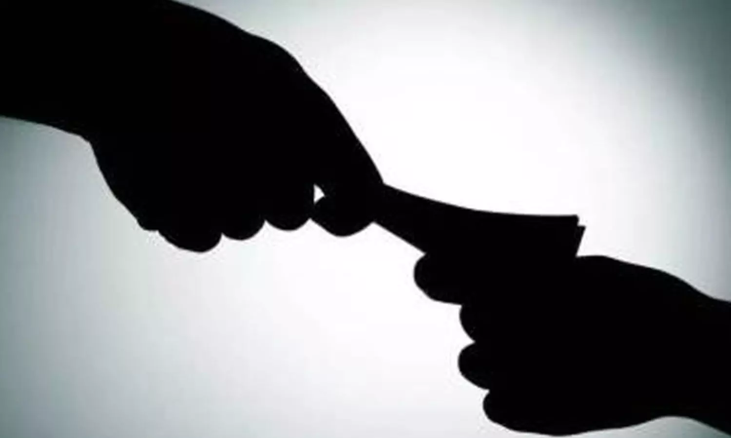 കേസ് ഒത്തുതീര്‍പ്പാക്കാന്‍ ലക്ഷങ്ങൾ കോഴ: നാല് പൊലീസ് ഉദ്യോഗസ്ഥർക്ക് സസ്‌പെന്‍ഷൻ