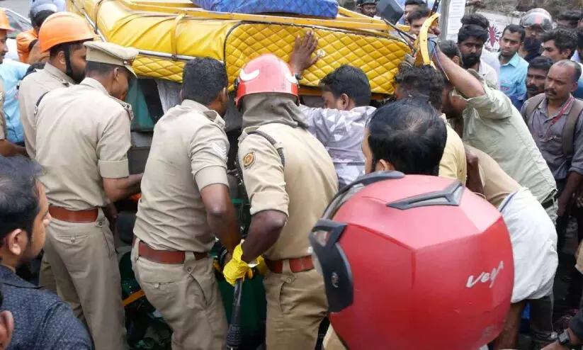 ഓട്ടോ ലോറിയിലേക്ക് ഇടിച്ചുകയറി രണ്ടുപേർക്ക് പരിക്ക് ഓട്ടോ ലോറിയിലേക്ക് ഇടിച്ചുകയറി രണ്ടുപേർക്ക് പരിക്ക്