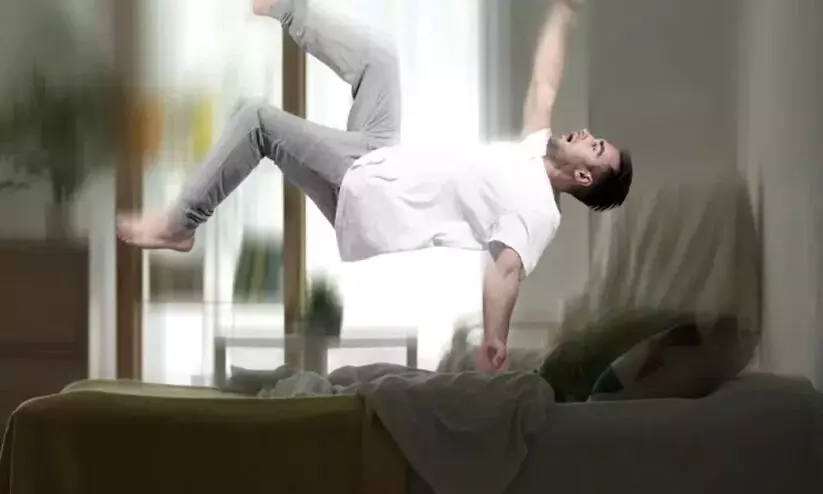 പെട്ടെന്ന് ഞെട്ടി ഉണരുന്നു, ഉയരത്തിൽ നിന്ന് വീഴുന്നതുപോലെയുള്ള അനുഭവം; എന്താണ് ഹിപ്നിക് ജർക്ക്? പെട്ടെന്ന് ഞെട്ടി ഉണരുന്നു, ഉയരത്തിൽ നിന്ന് വീഴുന്നതുപോലെയുള്ള അനുഭവം; എന്താണ് ഹിപ്നിക് ജർക്ക്?