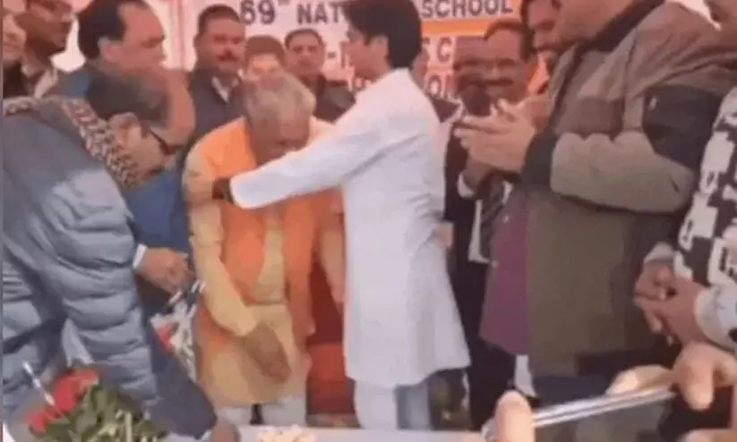 കേന്ദ്ര മന്ത്രിയുടെ മകന്റെ കാൽതൊട്ട് വന്ദിച്ച് മുതിർന്ന ബിജെപി നേതാവ്; വീഡിയോ വൈറൽ കേന്ദ്ര മന്ത്രിയുടെ മകന്റെ കാൽതൊട്ട് വന്ദിച്ച് മുതിർന്ന ബിജെപി നേതാവ്; വീഡിയോ വൈറൽ