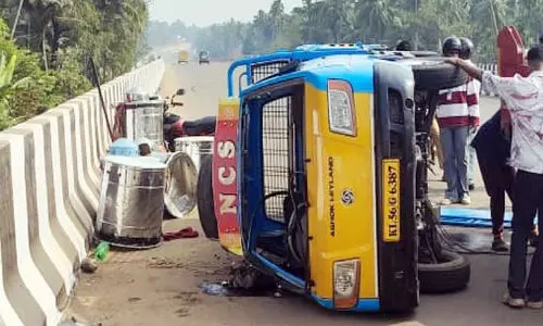 പി​ക് അ​പ് ലോ​റി മ​റി​ഞ്ഞ് യു​വാ​ക്ക​ൾ​ക്ക് പ​രി​ക്ക്