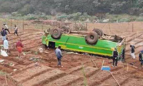 മി​നി ബ​സ് മ​റി​ഞ്ഞ് 30ഓ​ളം പേ​ർ​ക്ക് പ​രി​ക്ക്