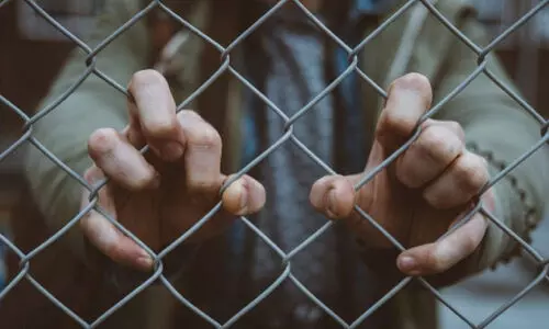 സു​ര​ക്ഷ ഉ​ദ്യോ​ഗ​സ്ഥ​രെ ആ​ക്ര​മി​ച്ചു; കു​വൈ​ത്ത് സ്വ​ദേ​ശി​നി​ക്ക് ര​ണ്ടു​വ​ർ​ഷം ത​ട​വും   നാ​ടു​ക​ട​ത്ത​ലും