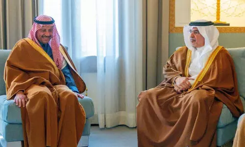 ബ​ഹ്‌​റൈ​ൻ - സൗ​ദി ബ​ന്ധം പു​തി​യ ഉ​യ​ര​ങ്ങ​ളി​ലേ​ക്ക്;  സൗ​ദി അം​ബാ​സ​ഡ​റെ സ്വീ​ക​രി​ച്ച് കി​രീ​ടാ​വ​കാ​ശി