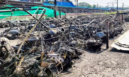 റെയിൽവേ സ്റ്റേഷൻ പാർക്കിങ് കേന്ദ്രത്തിലെ തീപിടിത്തം; ഫോറൻസിക് പരിശോധന തുടരുന്നു