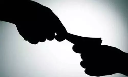 കേസ് ഒത്തുതീര്‍പ്പാക്കാന്‍ ലക്ഷങ്ങൾ കോഴ: നാല് പൊലീസ് ഉദ്യോഗസ്ഥർക്ക് സസ്‌പെന്‍ഷൻ