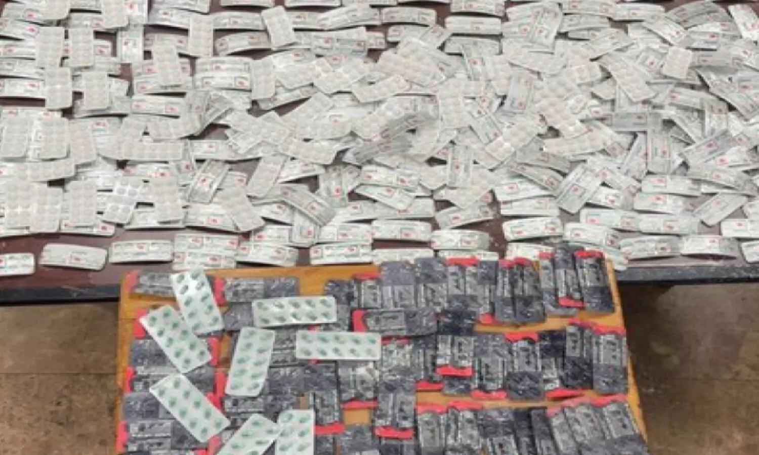 വി​മാ​ന​ത്താ​വ​ളം വ​ഴി ല​ഹ​രി​വ​സ്തു​ക്ക​ൾ ക​ട​ത്താ​ൻ ശ്ര​മം;   സൈ​ക്കോ​ട്രോ​പി​ക് ഗു​ളി​ക​ക​ളു​മാ​യി   യാ​ത്ര​ക്കാ​രി പി​ടി​യി​ൽ