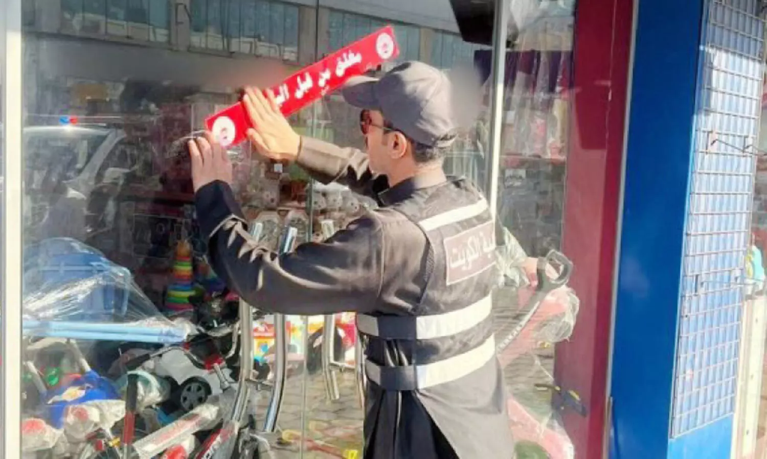 വാ​ണി​ജ്യ സ്ഥാ​പ​ന​ങ്ങ​ളി​ൽ പ​രി​ശോ​ധ​ന,  എ​ട്ട് ക​ട​ക​ൾ അ​ട​ച്ചു​പൂ​ട്ടി;   26 മു​ന്ന​റി​യി​പ്പ്   നോ​ട്ടീ​സ്