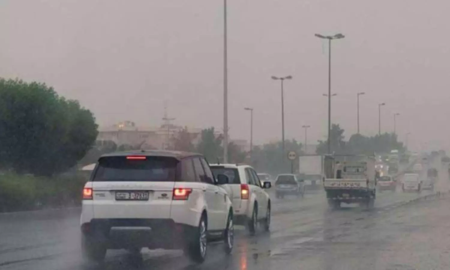 രാ​ത്രി​യി​ൽ ത​ണു​പ്പു വ​ർ​ധി​ക്കും;   ഇ​ന്ന് ചാ​റ്റ​ൽ മ​ഴ​ക്കും   പൊ​ടി​ക്കാ​റ്റി​നും സാ​ധ്യ​ത