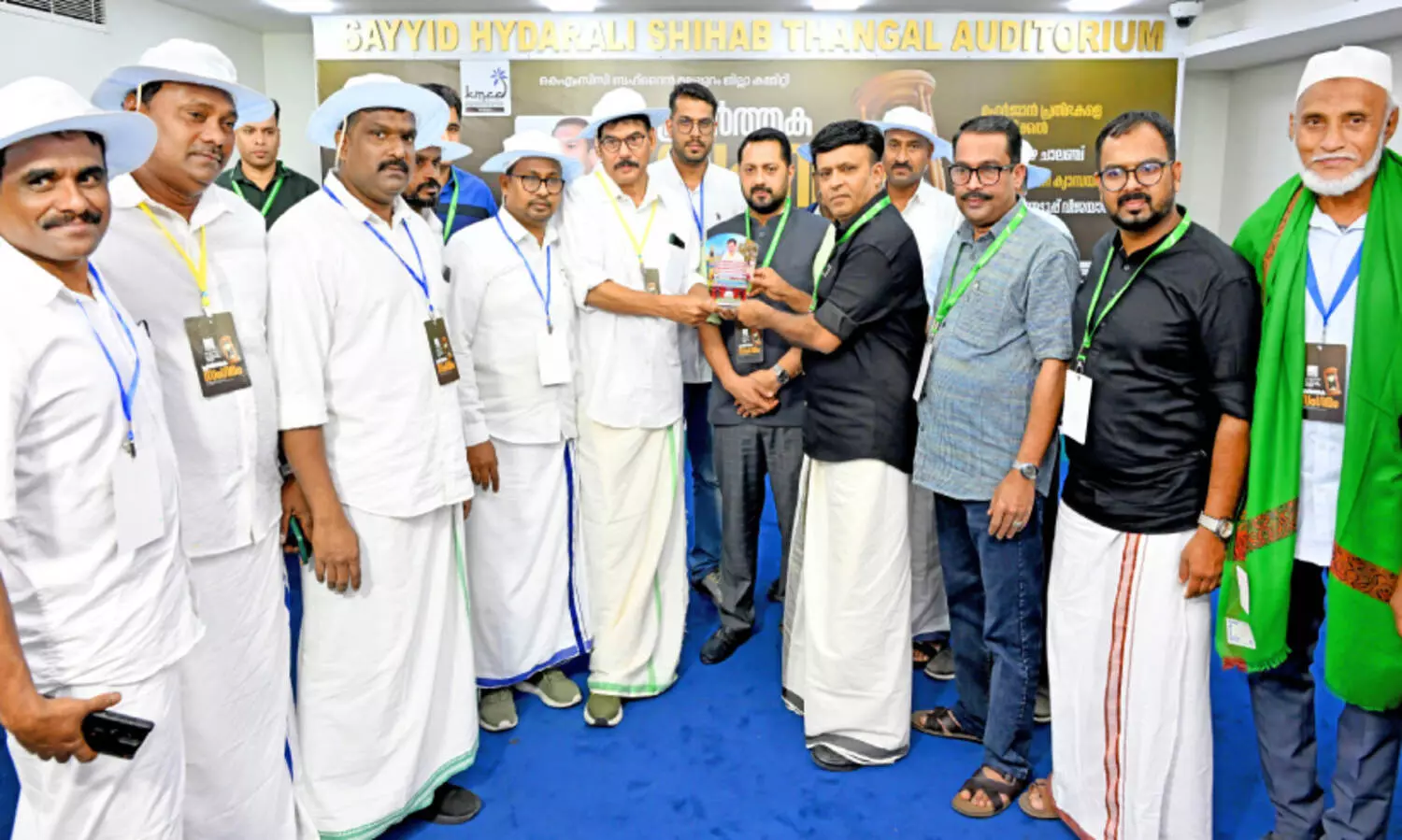 മൂ​ന്ന​ര പ​തി​റ്റാ​ണ്ട് കാ​ല​ത്തെ പ്ര​വാ​സ ജീ​വി​തം;  അ​ഷ്‌​റ​ഫ് കു​ന്ന​ത്തു​പ​റ​മ്പി​ലി​ന് ബ​ഹ്‌​റൈ​ൻ കെ.​എം.​സി.​സി തി​രൂ​ർ മ​ണ്ഡ​ലം ക​മ്മി​റ്റി​യു​ടെ സ്‌​നേ​ഹാ​ദ​രം