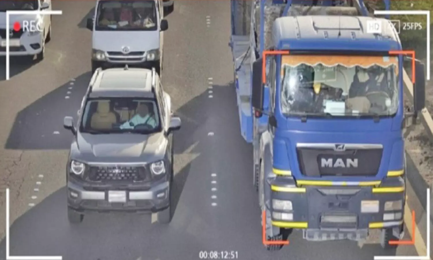 ജാ​ഗ്ര​തൈ! നി​ങ്ങ​ൾ സ്മാ​ർ​ട്ട് കാ​മ​റ നി​രീ​ക്ഷ​ണ​ത്തി​ലാ​ണ്...