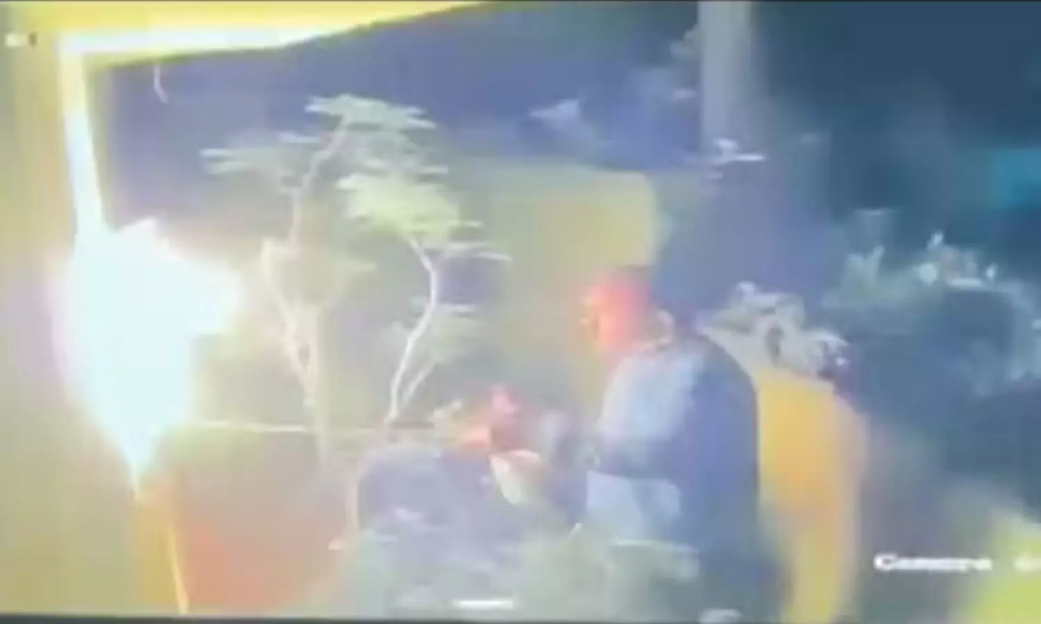 കുടുംബസ്വത്ത് വിൽക്കാൻ സമ്മതിച്ചില്ല; സഹോദരന്റെ വീടിന് തീയിടാൻ പോയ അനുജന് മേൽ തീ ആളിപ്പടർന്നു