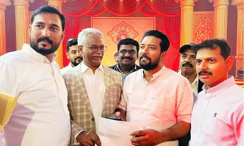 പ്ര​വാ​സി​ക​ളു​ടെ മെ​ഡി​ക്ക​ൽ പ​രി​ശോ​ധ​ന;   ഷാ​ഫി പ​റ​മ്പി​ലി​ന് റോ​ക്ക്  നി​വേ​ദ​നം ന​ൽ​കി