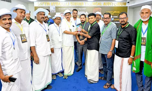 മൂ​ന്ന​ര പ​തി​റ്റാ​ണ്ട് കാ​ല​ത്തെ പ്ര​വാ​സ ജീ​വി​തം;  അ​ഷ്‌​റ​ഫ് കു​ന്ന​ത്തു​പ​റ​മ്പി​ലി​ന് ബ​ഹ്‌​റൈ​ൻ കെ.​എം.​സി.​സി തി​രൂ​ർ മ​ണ്ഡ​ലം ക​മ്മി​റ്റി​യു​ടെ സ്‌​നേ​ഹാ​ദ​രം