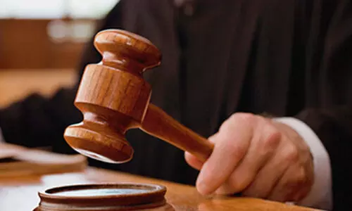 വി​ദേ​ശ രാ​ജ്യ​ത്തെ അ​ധി​ക്ഷേ​പി​ച്ച​ു  സ്വ​ദേ​ശി​ക്ക് ആ​റു​മാ​സം ത​ട​വും പി​ഴ​യും