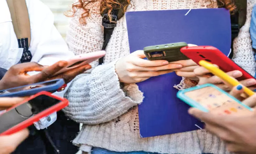 കുട്ടികളുടെ സോഷ്യൽ മീഡിയ ഉപയോഗം നിരീക്ഷിക്കണം കുട്ടികളുടെ സോഷ്യൽ മീഡിയ ഉപയോഗം നിരീക്ഷിക്കണം