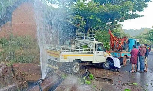 പൈപ്പിലും നടപ്പാതയിലും ജീപ്പിടിച്ച് അപകടം