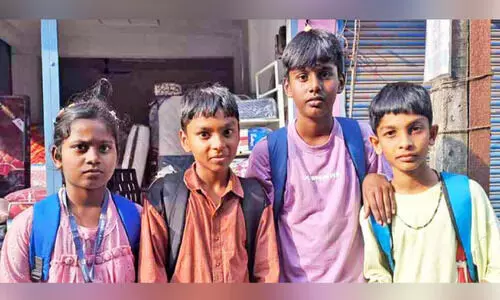 ക​ള​ഞ്ഞു​കി​ട്ടി​യ സ്വ​ർ​ണം പൊ​ലീ​സി​നു കൈ​മാ​റി കു​ട്ടി​ക​ൾ