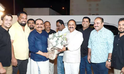 വി.ഡി. സതീശൻ സൈനുൽ ആബിദീനുമായി കൂടിക്കാഴ്ച നടത്തി വി.ഡി. സതീശൻ സൈനുൽ ആബിദീനുമായി കൂടിക്കാഴ്ച നടത്തി