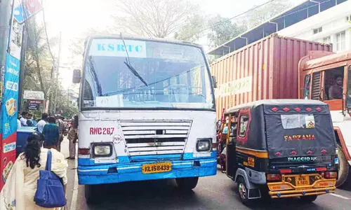 കെ.എസ്.ആർ.ടി.സി സ്കൂട്ടറിൽ ഇടിച്ച് യുവതിയുടെ കാലിന് ഗുരുതര പരിക്ക് കെ.എസ്.ആർ.ടി.സി സ്കൂട്ടറിൽ ഇടിച്ച് യുവതിയുടെ കാലിന് ഗുരുതര പരിക്ക്