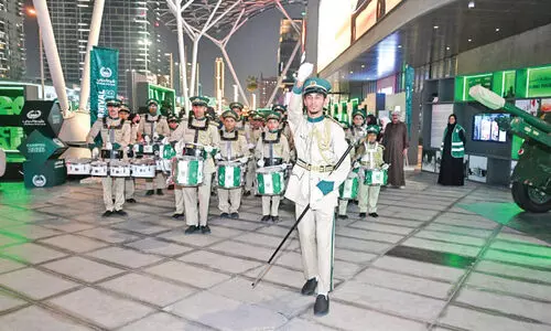 ദു​ബൈ പൊ​ലീ​സ്​ കാ​ർ​ണി​വ​ലി​ന്​ വ​ർ​ണാ​ഭ തു​ട​ക്കം