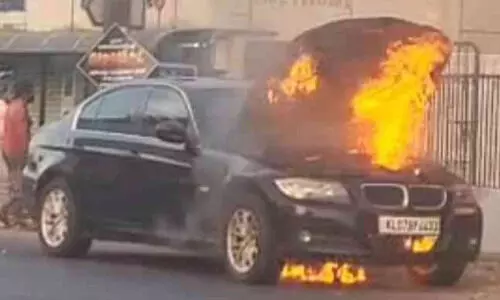 ഓടുന്ന കാറിന് തീപിടിച്ചു; കുടുംബം രക്ഷപ്പെട്ടത് തലനാരിഴക്ക്