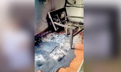 തീ​പി​ടി​ത്തം: വി​ല്ലേ​ജ് ഓ​ഫി​സ​റു​ടെ ക​സേ​ര​യും ഉ​പ​ക​ര​ണ​ങ്ങ​ളും ക​ത്തി​ന​ശി​ച്ചു