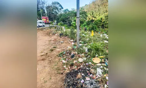 ശുചീകരണമില്ല; മുക്കടവിൽ മാലിന്യവും ദുർഗന്ധവും അസഹനീയം