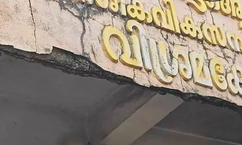 കെ.എസ്.ആർ.ടി.സി വിശ്രമ കേന്ദ്രത്തിന്റെ ഭാഗം അടർന്ന് വീഴുന്നു