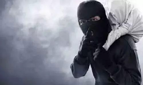 വീട് കുത്തിത്തുറന്ന് കവർച്ച; ക്ഷേത്രംവക സ്വർണവും പണവും നഷ്ടപ്പെട്ടു