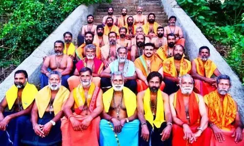 പന്തളത്ത് വൻ ഭക്തജന തിരക്ക്; തിരുവാഭരണങ്ങൾ കണ്ട് തൊഴാൻ ആയിരങ്ങൾ പന്തളത്ത് വൻ ഭക്തജന തിരക്ക്; തിരുവാഭരണങ്ങൾ കണ്ട് തൊഴാൻ ആയിരങ്ങൾ