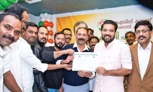 മ​ല​ബാ​റി​ലെ യാ​ത്രാ പ്ര​ശ്നം ഷാ​ഫി പ​റ​മ്പി​ലി​ന് നി​വേ​ദ​നം ന​ൽ​കി