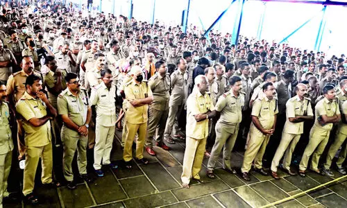 മകരവിളക്ക്: പൊലീസിന്റെ പുതിയ ബാച്ച് ചുമതലയേറ്റു മകരവിളക്ക്: പൊലീസിന്റെ പുതിയ ബാച്ച് ചുമതലയേറ്റു