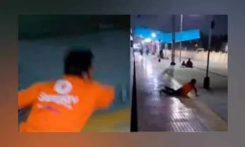 ഭക്ഷണം നൽകിയ ശേഷം പുറത്തിറങ്ങുന്നതിനിടെ ഓടിത്തുടങ്ങിയ ട്രെയിനിൽ നിന്ന് തെറിച്ച് വീണ് ഡെലിവറി ജീവനക്കാരൻ; വിഡിയോ