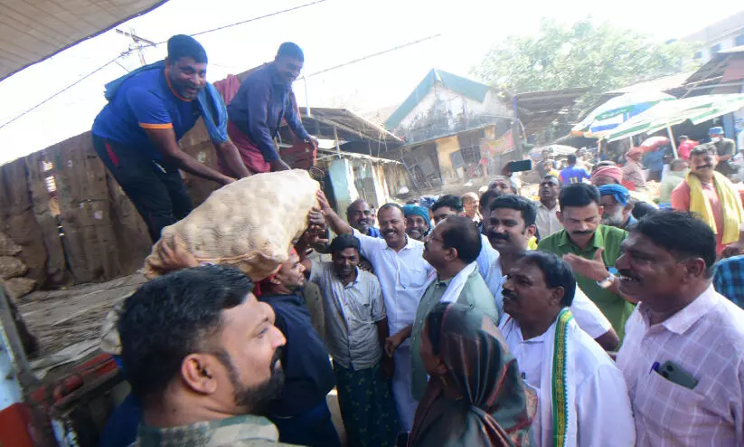 പാളയം മാർക്കറ്റ് ഒഴിപ്പിക്കാൻ അനുവദിക്കില്ല; പാളയം പാലിക ബസാര് മാതൃകയില് നവീകരിക്കാം പാളയം മാർക്കറ്റ് ഒഴിപ്പിക്കാൻ അനുവദിക്കില്ല; പാളയം പാലിക ബസാര് മാതൃകയില് നവീകരിക്കാം