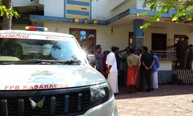 പൂട്ടിയിട്ട വീട്ടിൽ കവർച്ച; ആറര പവനും 5000 രൂപയും കവർന്നു പൂട്ടിയിട്ട വീട്ടിൽ കവർച്ച; ആറര പവനും 5000 രൂപയും കവർന്നു