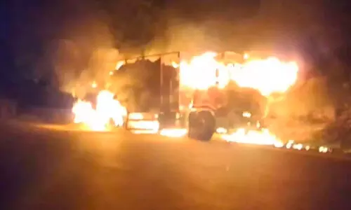 ചർമാദി ചുരം പാതയിൽ ചോളം ലോറി കത്തിനശിച്ചു