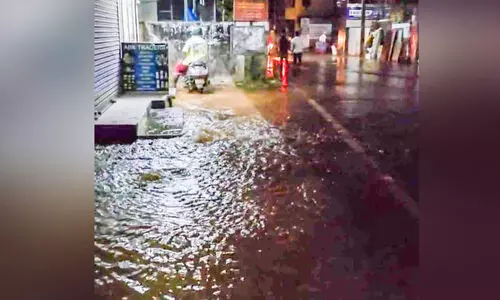 മൂവാറ്റുപുഴയിൽ പൈപ്പ് പൊട്ടി കുടിവെള്ള വിതരണം മുടങ്ങി മൂവാറ്റുപുഴയിൽ പൈപ്പ് പൊട്ടി കുടിവെള്ള വിതരണം മുടങ്ങി