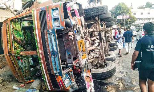 എം.സി റോഡില് അപകടം; നിയന്ത്രണം വിട്ട ലോറി വാഹനങ്ങളില് ഇടിച്ച് മറിഞ്ഞു എം.സി റോഡില് അപകടം; നിയന്ത്രണം വിട്ട ലോറി വാഹനങ്ങളില് ഇടിച്ച് മറിഞ്ഞു
