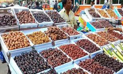 ഈന്തപ്പഴ ഉൽപാദനം 14,000 ടണ്ണിലെത്തി; രാജ്യാന്തര നിരീക്ഷണ കേന്ദ്രം സ്ഥാപിക്കും പാർലമെന്റിൽ ചർച്ച ചെയ്യും ഈന്തപ്പഴ ഉൽപാദനം 14,000 ടണ്ണിലെത്തി; രാജ്യാന്തര നിരീക്ഷണ കേന്ദ്രം സ്ഥാപിക്കും പാർലമെന്റിൽ ചർച്ച ചെയ്യും