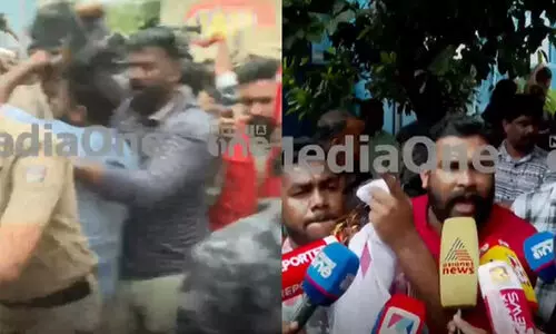 രാഹുലിനെ വൈദ്യപരിശോധനക്ക് എത്തിച്ച പത്തനംതിട്ട ആശുപത്രി വളപ്പിൽ പ്രതിഷേധം