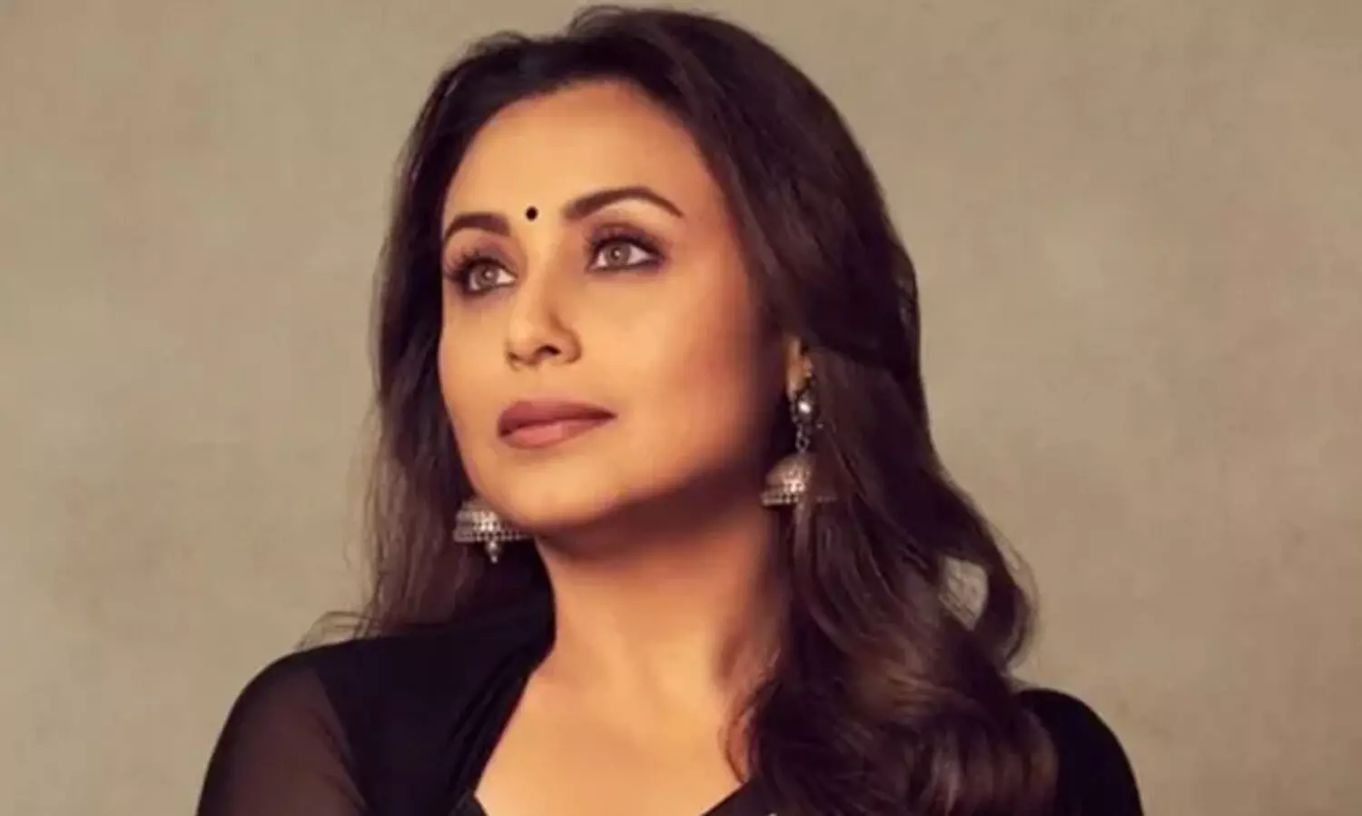 ഇത്രയും ജീവിതങ്ങൾ ജീവിക്കാൻ അനുവദിച്ചതിന് നന്ദി, ഇപ്പോഴും പുതുമുഖത്തെപ്പോലെ; സിനിമയിൽ 30 വർഷം പൂർത്തിയാക്കി റാണി മുഖർജി