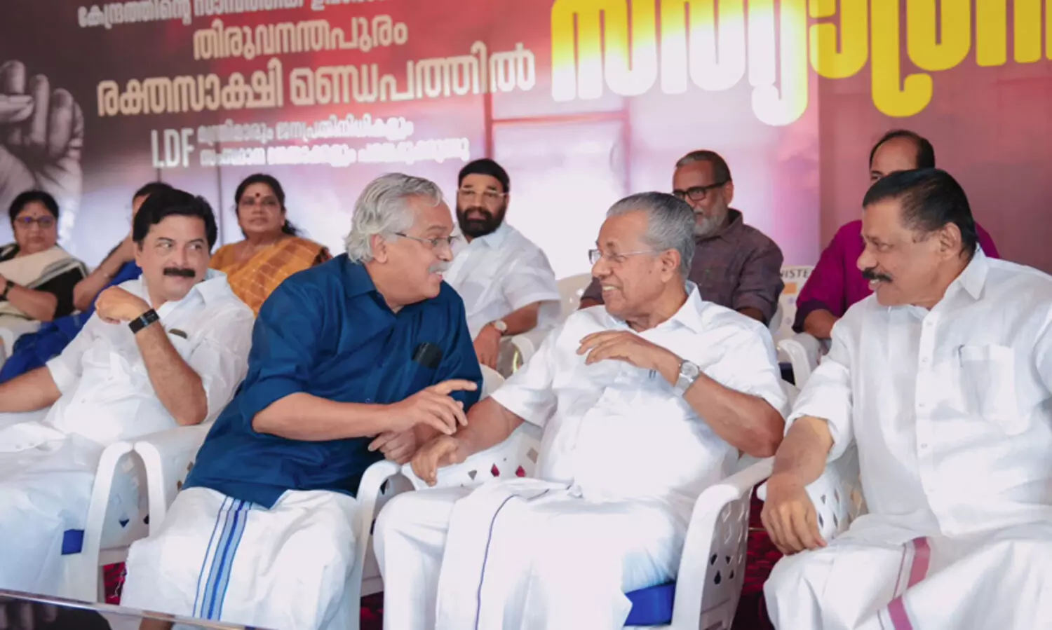 ഫയലുകളിൽനിന്ന് പ്രക്ഷോഭപ്പകലിലേക്ക്; എട്ടു മണിക്കൂർ മുഖ്യമന്ത്രി സമരപ്പന്തലിൽ