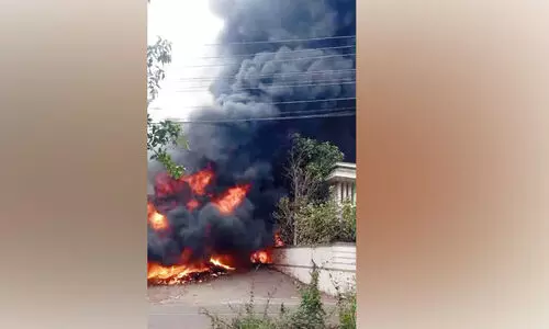 കു​ഴി​മ​ണ്ണ​യി​ല്‍ കാ​റ്റ​റി​ങ് യൂ​നി​റ്റ് ഗോ​ഡൗ​ണി​ല്‍ വ​ന്‍ അ​ഗ്നി​ബാ​ധ