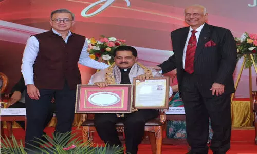 ഡോ. ​തും​ബെ മൊ​യ്തീ​ന് മ​ണി​പ്പാ​ൽ അ​ക്കാ​ദ​മി​യു​ടെ ന്യൂ ​ഇ​യ​ർ അ​വാ​ർ​ഡ്