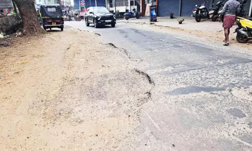 മെഡിക്കൽ കോളജ് റോഡിന്റെ ശോച്യാവസ്ഥ; വ്യാപാരികൾ പ്രക്ഷോഭത്തിലേക്ക് മെഡിക്കൽ കോളജ് റോഡിന്റെ ശോച്യാവസ്ഥ; വ്യാപാരികൾ പ്രക്ഷോഭത്തിലേക്ക്